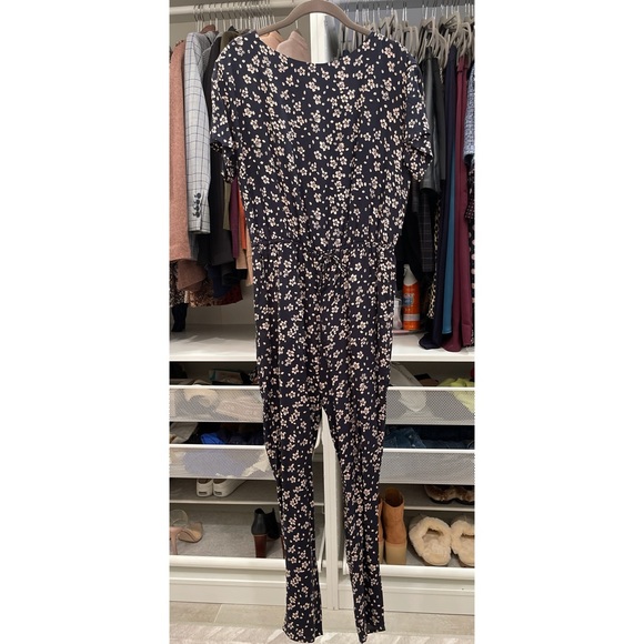 Short Sleeve Floral Jumpsuit with Tapered Legs and Elasticized Waist. - Picture 4 of 10